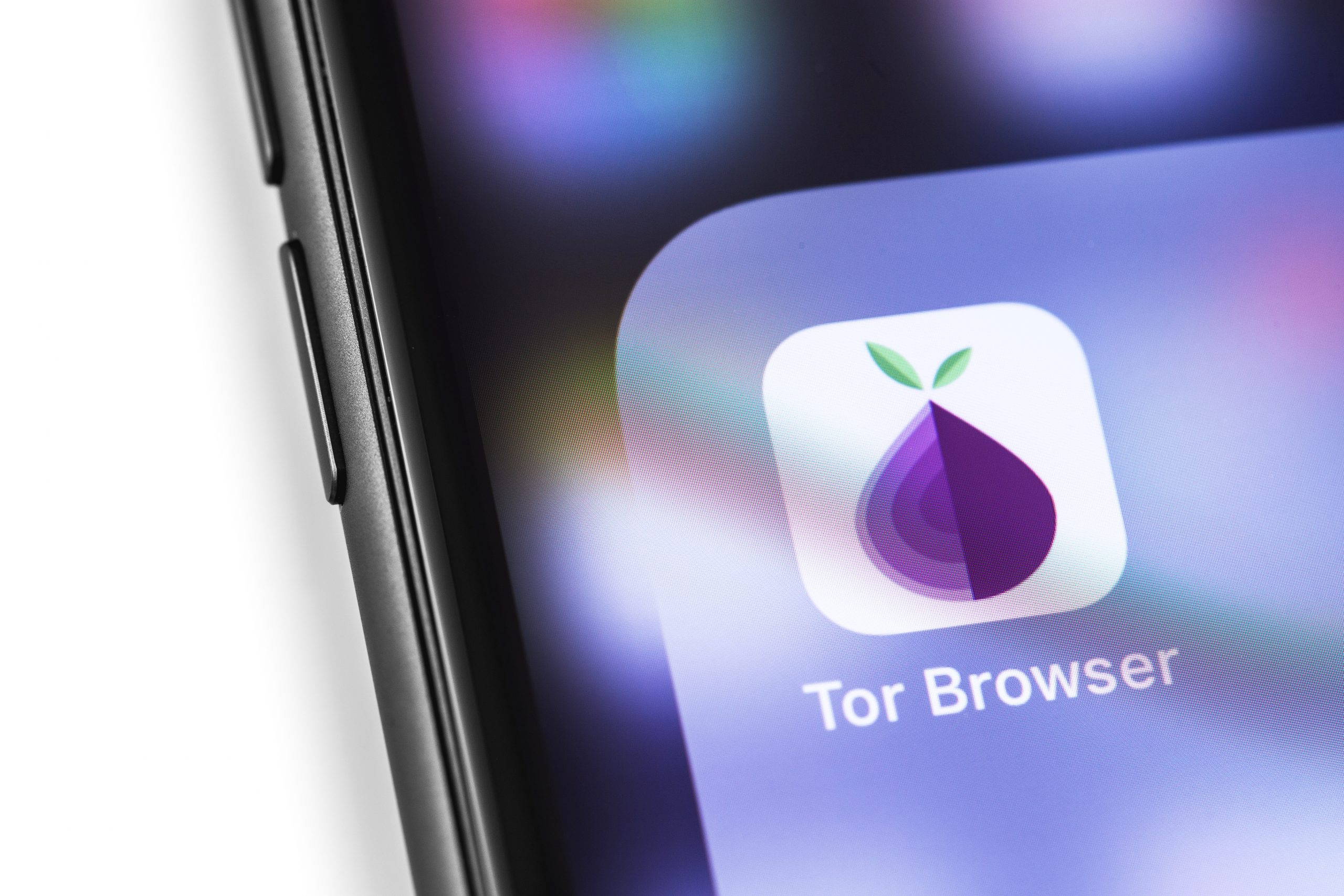 Smartphone mit Tor Browser auf dem Bildschirm